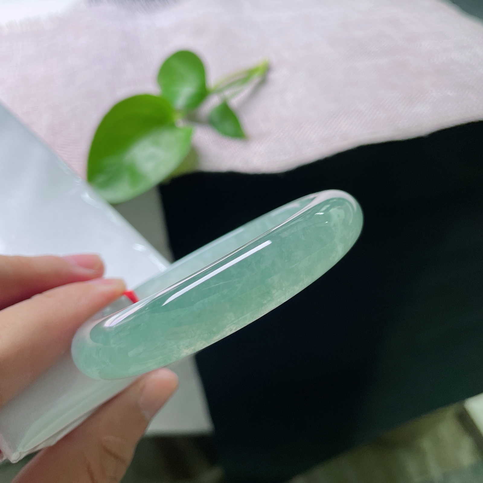 56.5/12.8/9，半山水冰油正圈，水头通透胶感十足，柔光漫绕腕间，沉稳大气，无裂！ss52929a