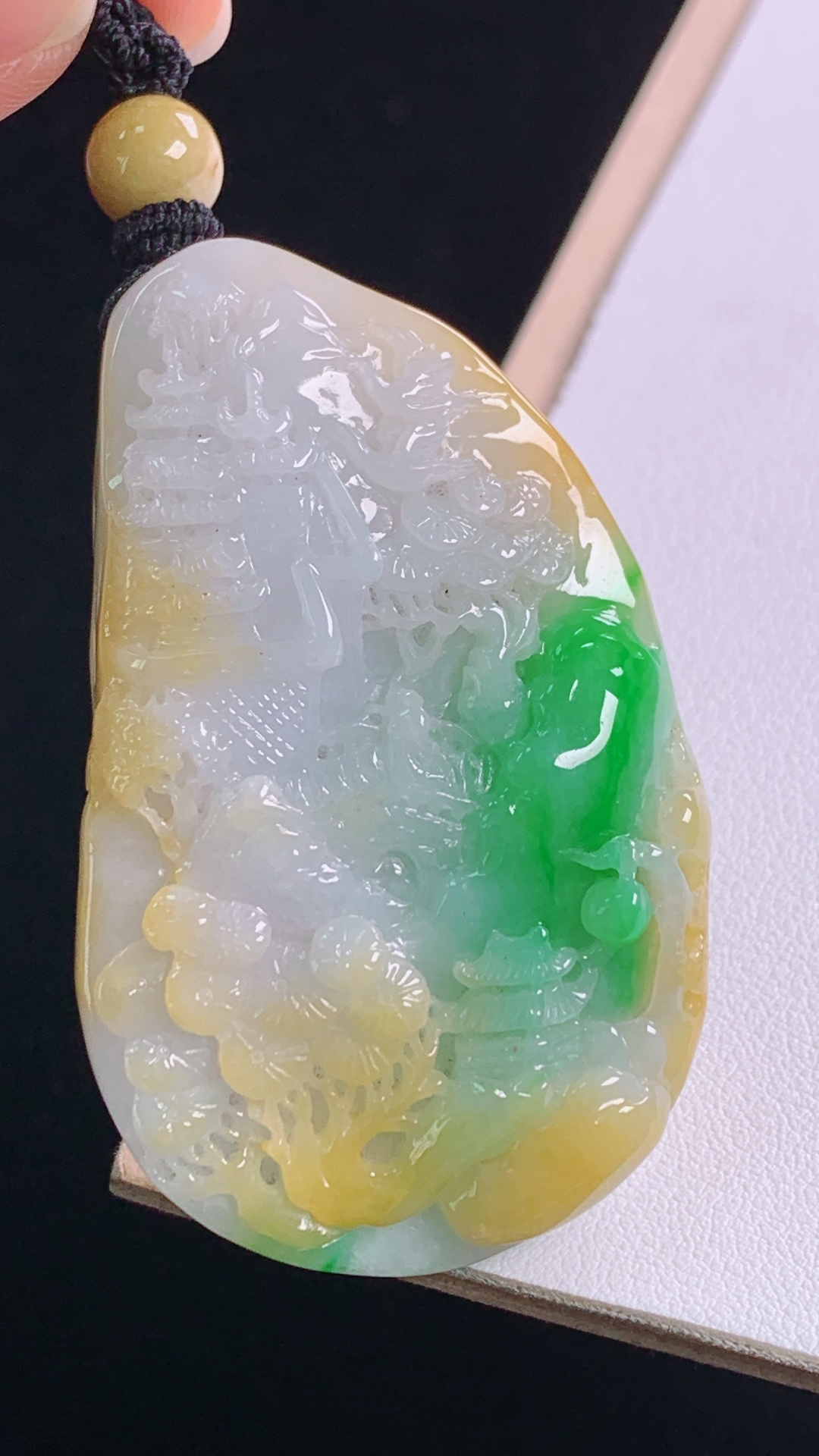 三彩山水牌 色彩丰富，底子细腻，无裂 尺寸:60.1-36.3-17.2mm