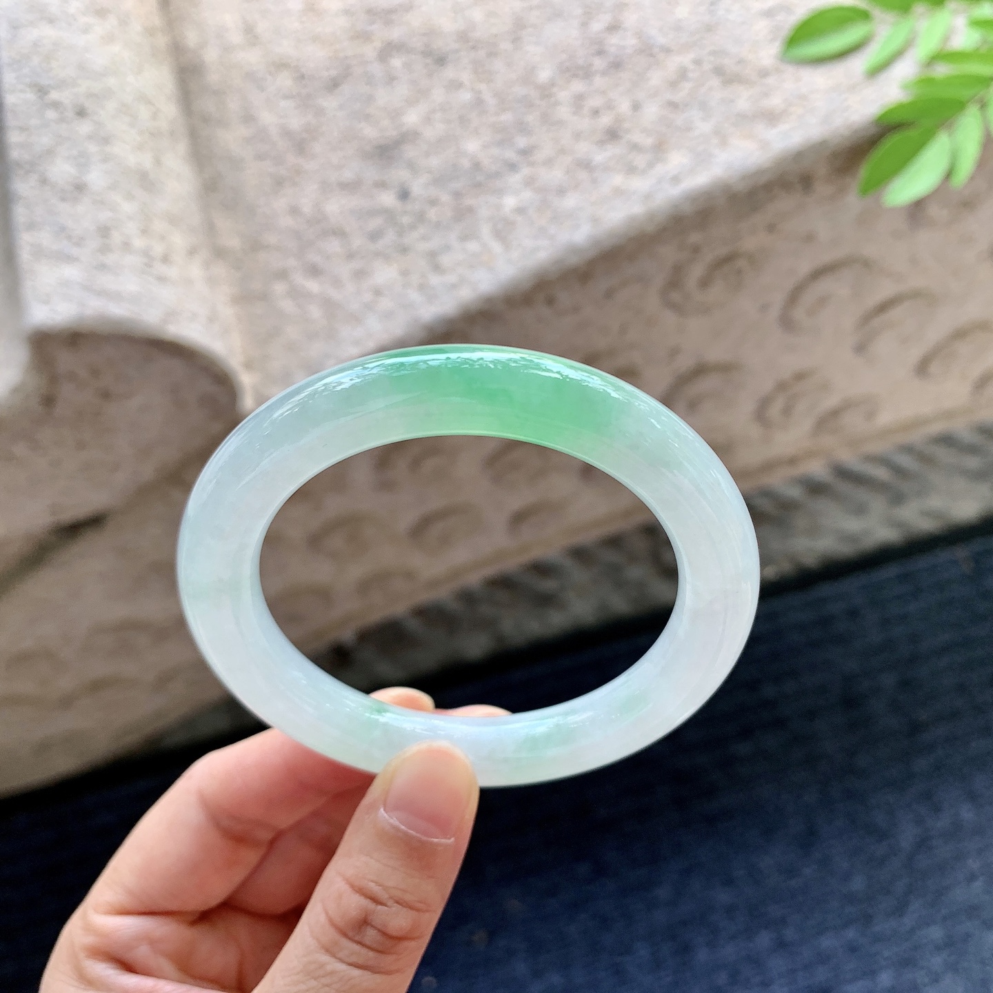 圆条54 55【圈口】54.6/9.8/10【编码】BA062596【描述】糯冰飘绿，水润，种老，细腻，打灯有棉线