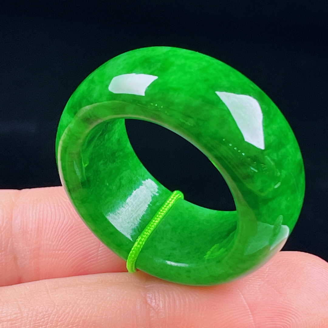️辣绿指环，老种起光，细底通透，尺寸：12.5/5.5圈口23mm0624