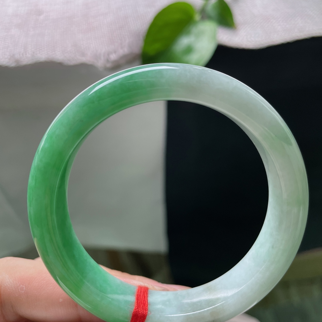 53/12.4/8.6，白底青正圈，暗纹，半圈正阳翠浓艳大气，玉底温润莹亮，贵韵磅礴尽显大家气度。ss52498a