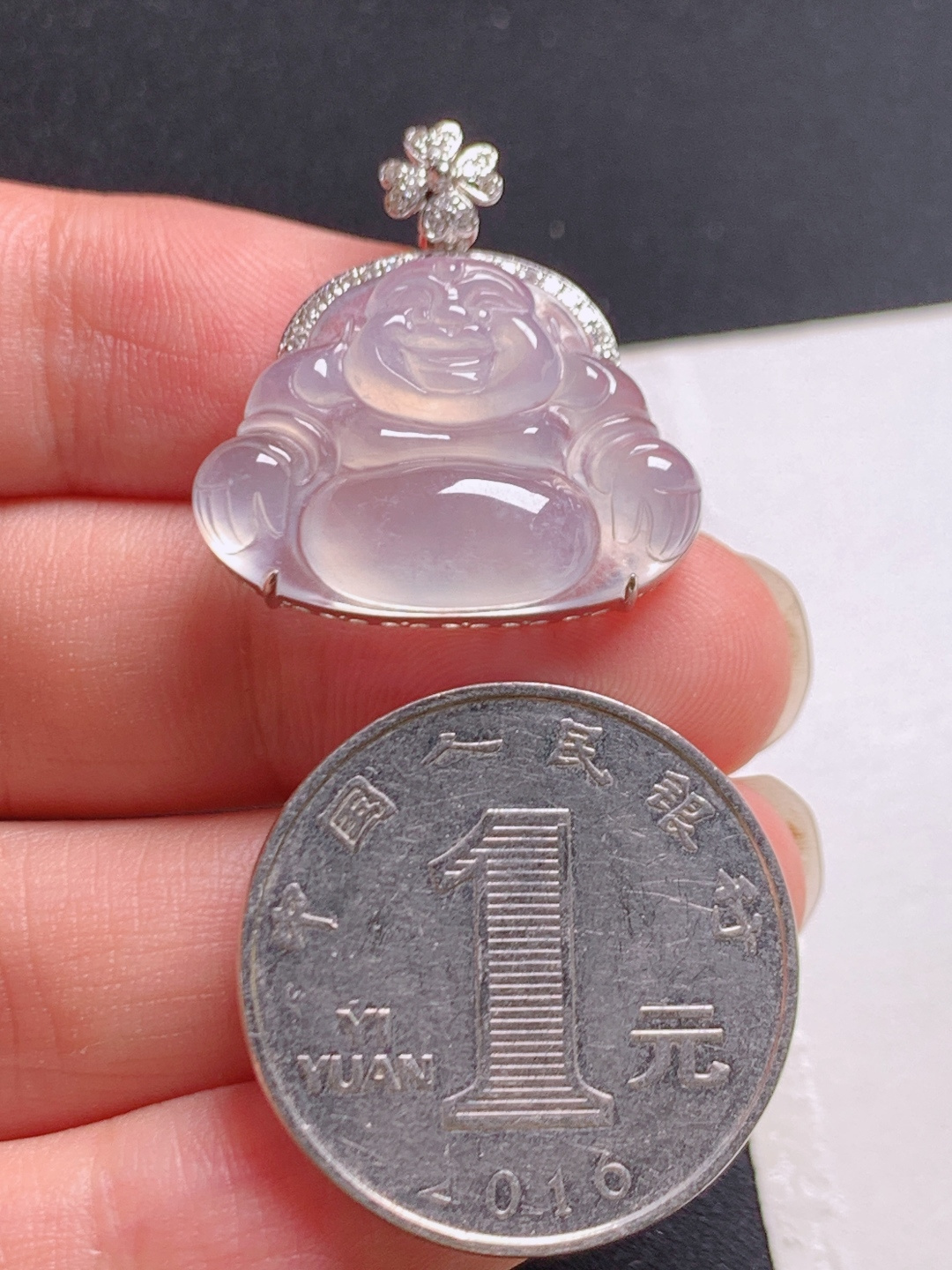 佛公吊坠，莹润饱满，笑口常开，围钻镶嵌更添贵气，一眼治愈所有烦恼。裸石16.7-22.9-5