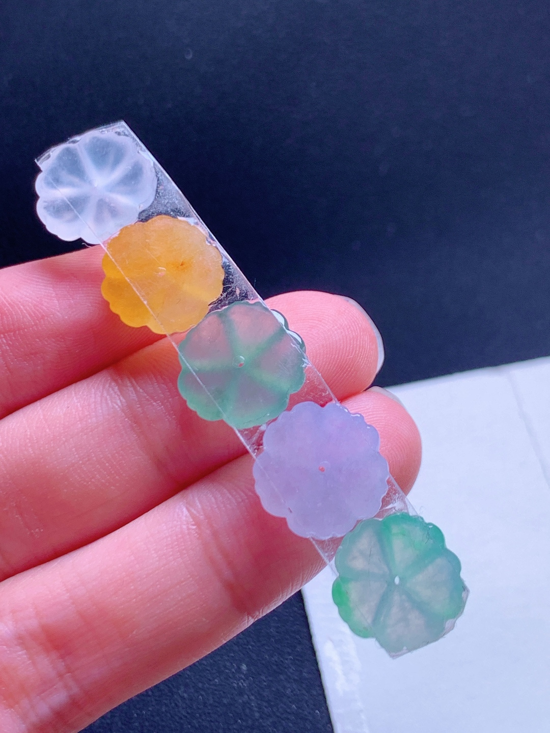 多宝小花一首，五色齐绽，冰润娇俏，每一朵都像揉碎了的彩虹。