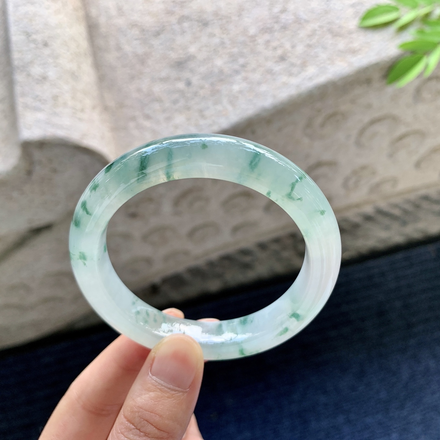 正圈53 54【圈口】54.8/11.3/9【编码】G2062518【描述】冰飘花，水润，种老，细腻，打灯有纹线