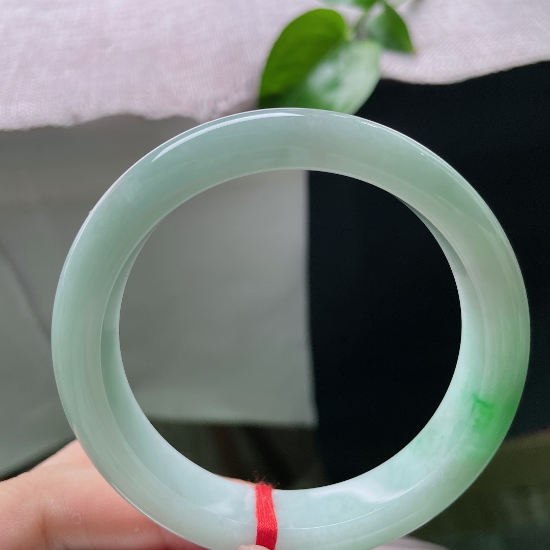58.6/12.8/8.6，飘绿正圈，温润细腻，一抹鲜翠俏绿凝于腕间，清透柔光衬尽温婉雅致，无裂，ss54897a