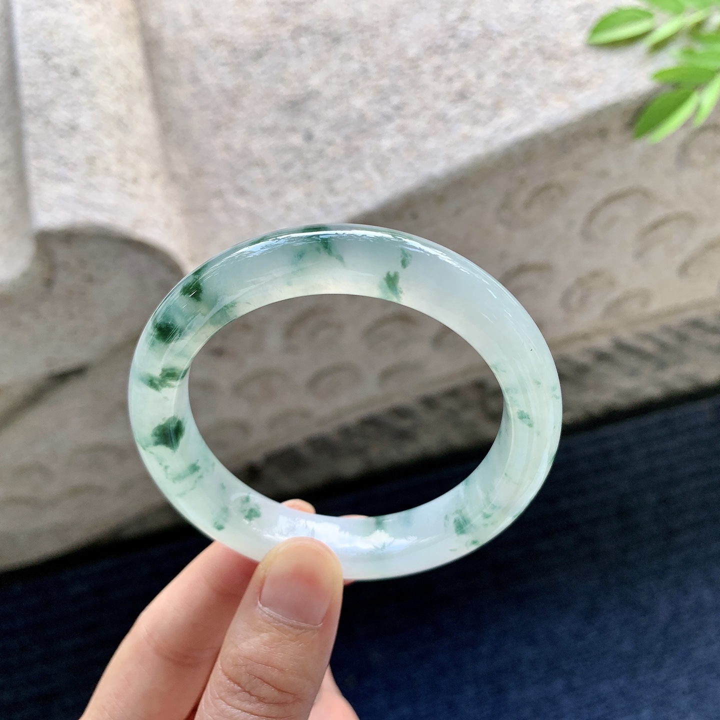 正圈53 54【圈口】54.8/11.3/9【编码】G2062518【描述】冰飘花，水润，种老，细腻，打灯有纹线