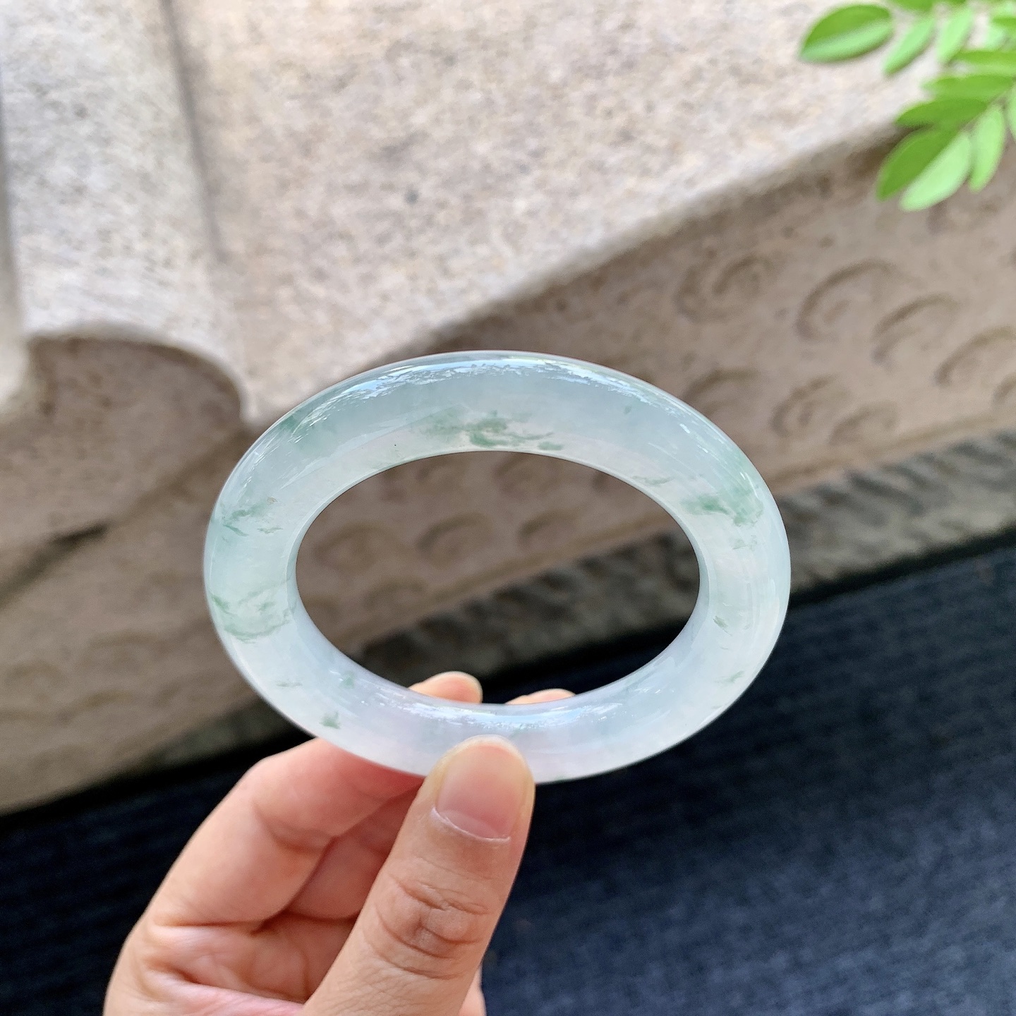 圆条50 51【圈口】51/10.7/10.7【编码】LX062535【描述】糯冰飘花，水润，种老，细腻，打灯有絮线