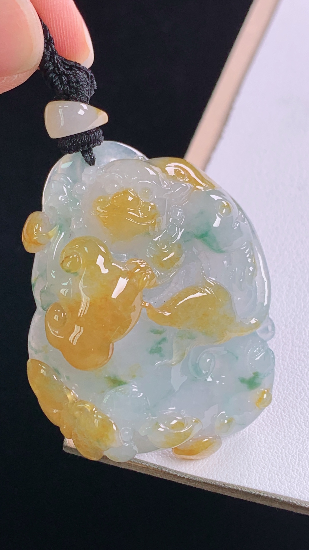 冰黄飘花如意灵猴，色彩丰富，雕工精湛，无裂，尺寸:49.0-37.4-14.6mm 21