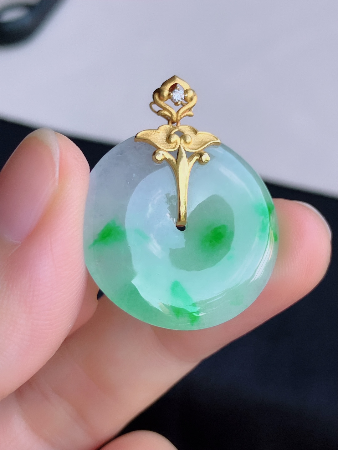 翠绿平安扣，色美清爽，尺寸32.8/26/4.5/自然光实拍