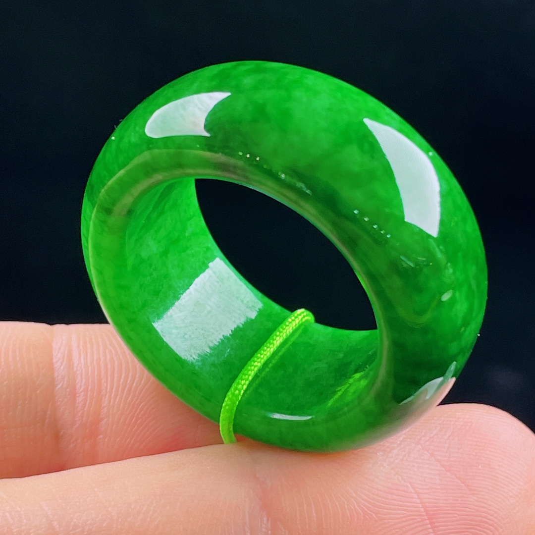️辣绿指环，老种起光，细底通透，尺寸：12.5/5.5圈口23mm0624