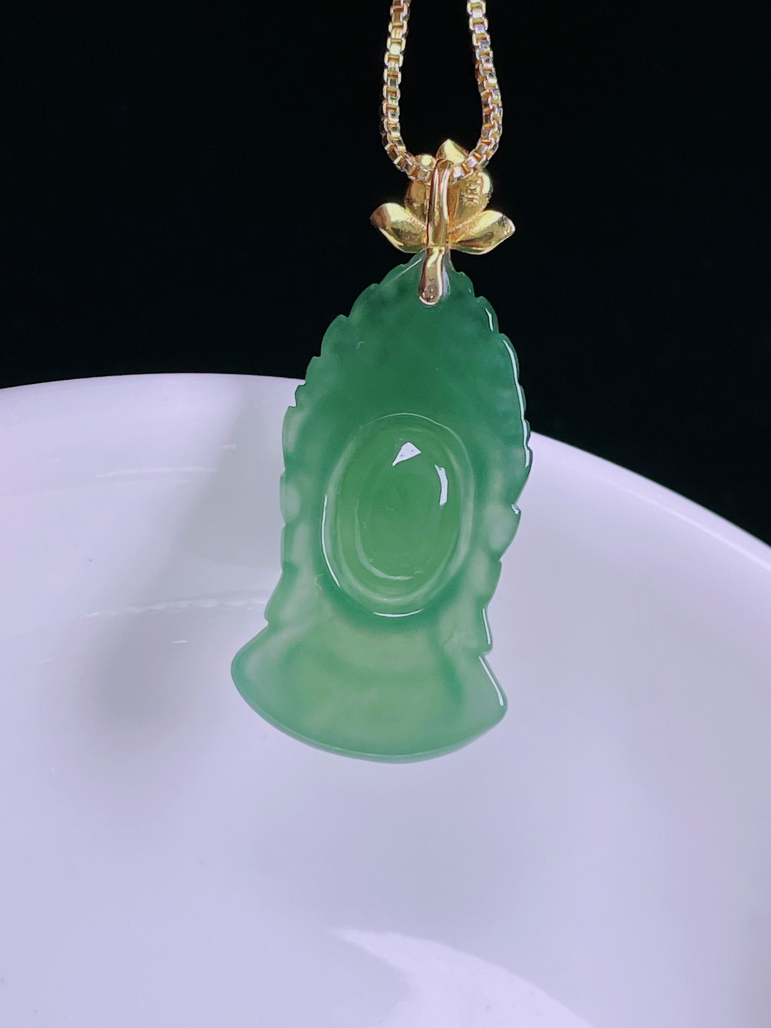 冰绿观音头，老种起光，细底通透，尺寸：31裸石24.8/13.7/5.8mm0624