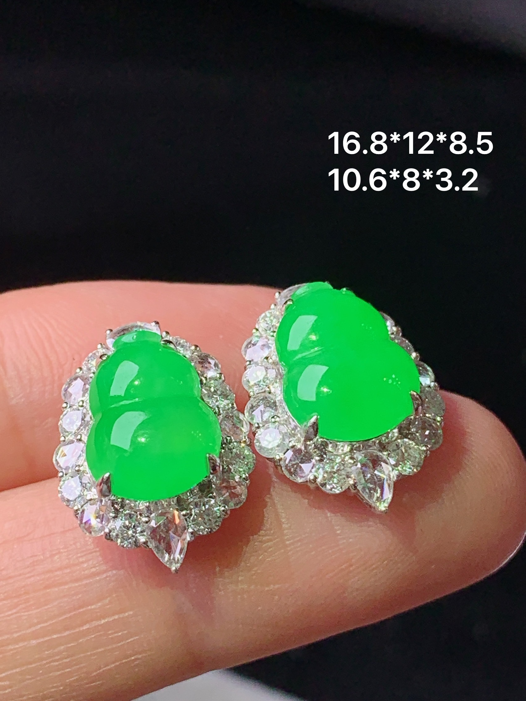 18k金钻镶嵌冰阳绿耳钉 玉质细腻 色泽艳丽清新 整体尺寸16.8*12*8.5 h1