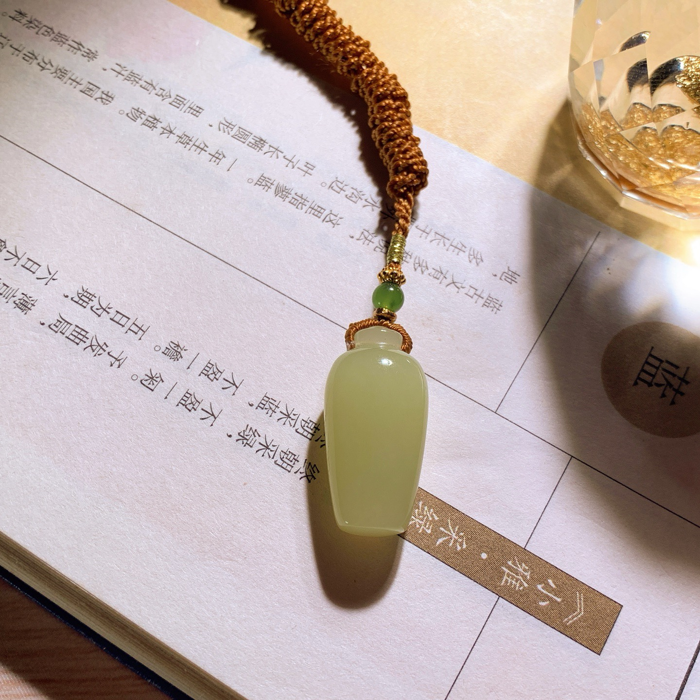 新疆和田玉若羌黄口料平安瓶挂件。尺寸25/12/9重5.8克。玉质细腻油润。手推出油。品相大气。lt