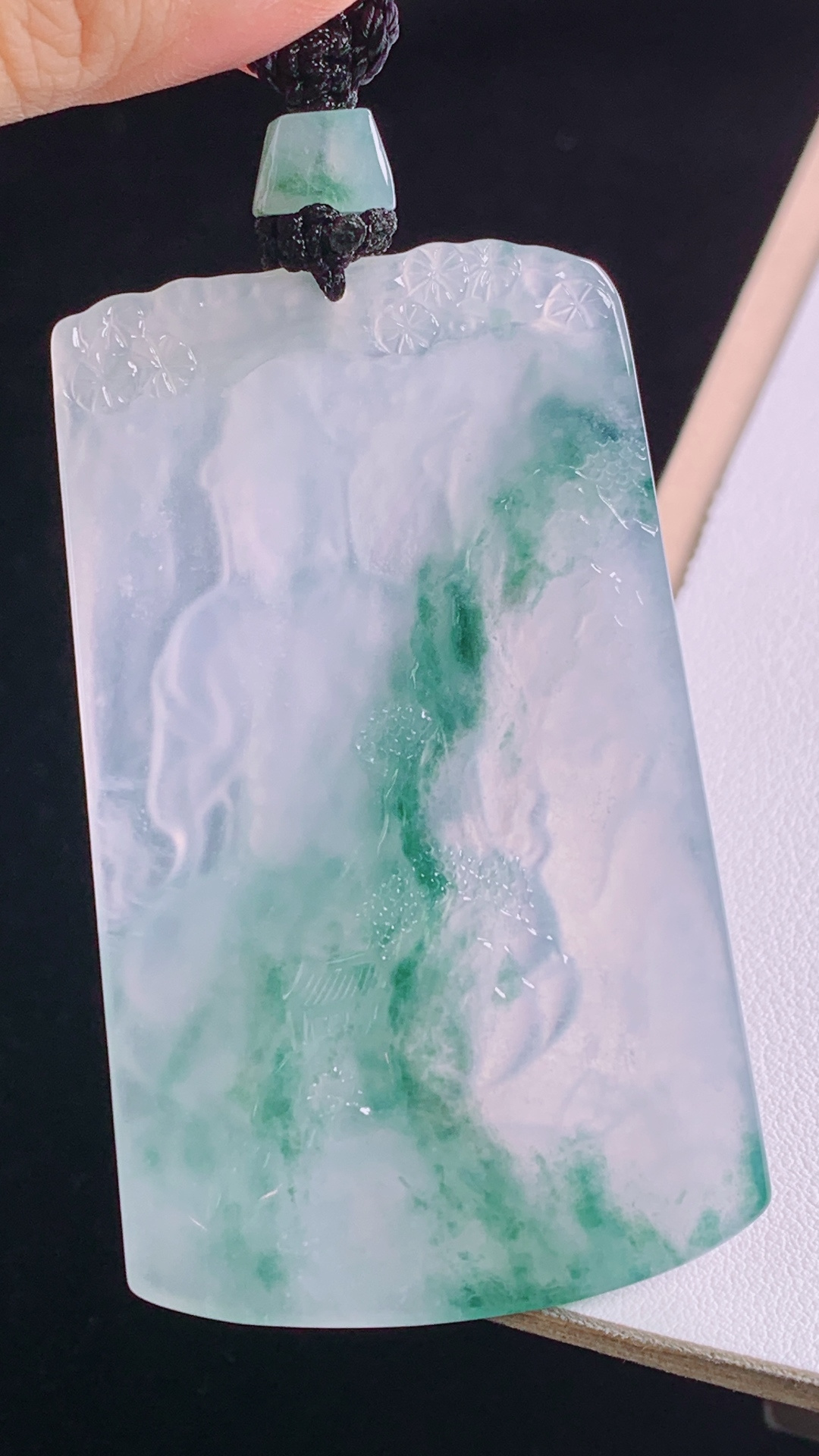 ️冰飘花山水牌 花色灵动，冰清玉洁，无裂 尺寸:69.9-42.6-4.9mm 21