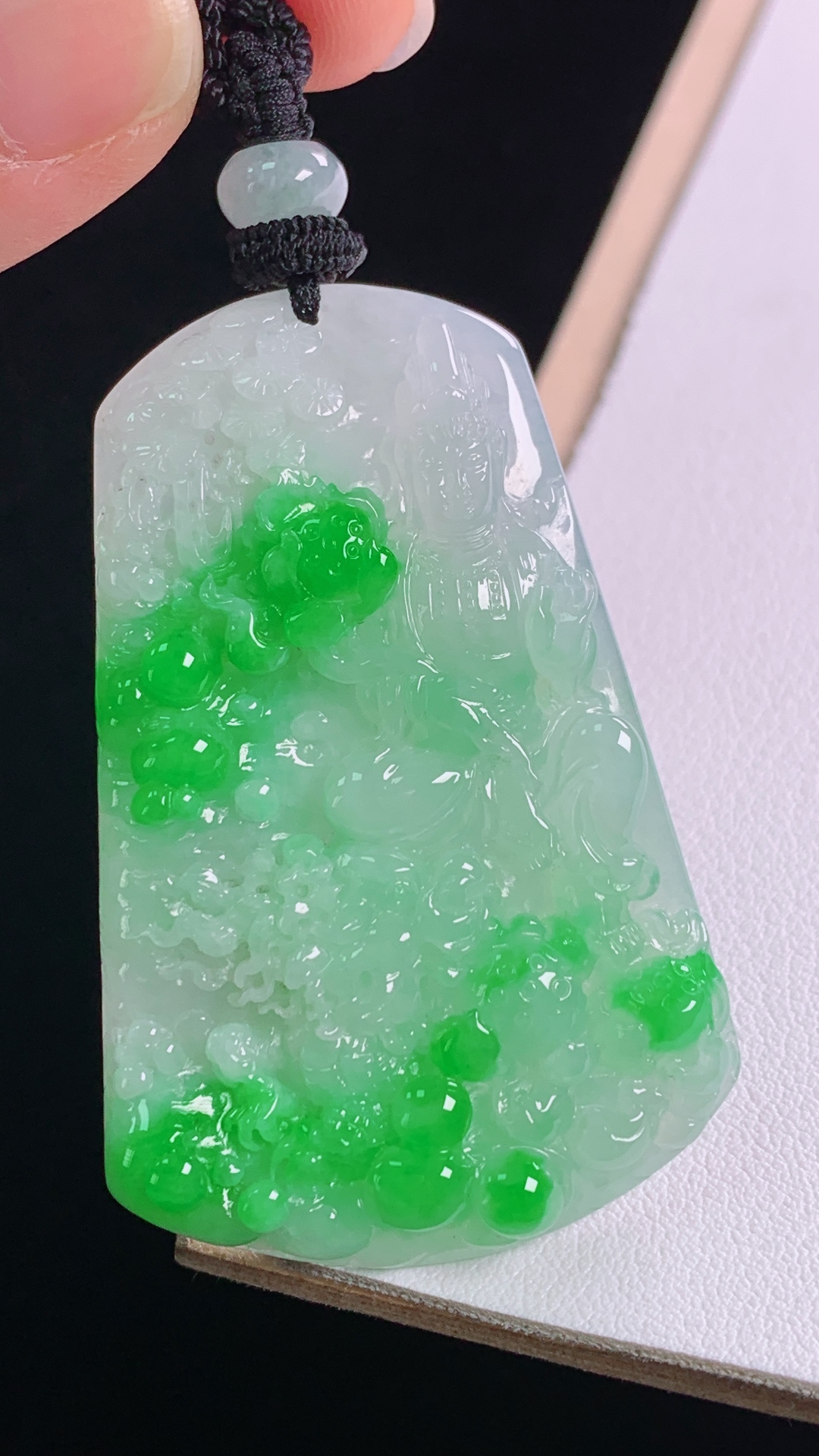 ️阳绿大势至菩萨 色辣色艳，雕工精湛，无裂 尺寸:52.0-34.3-5.6mm 21