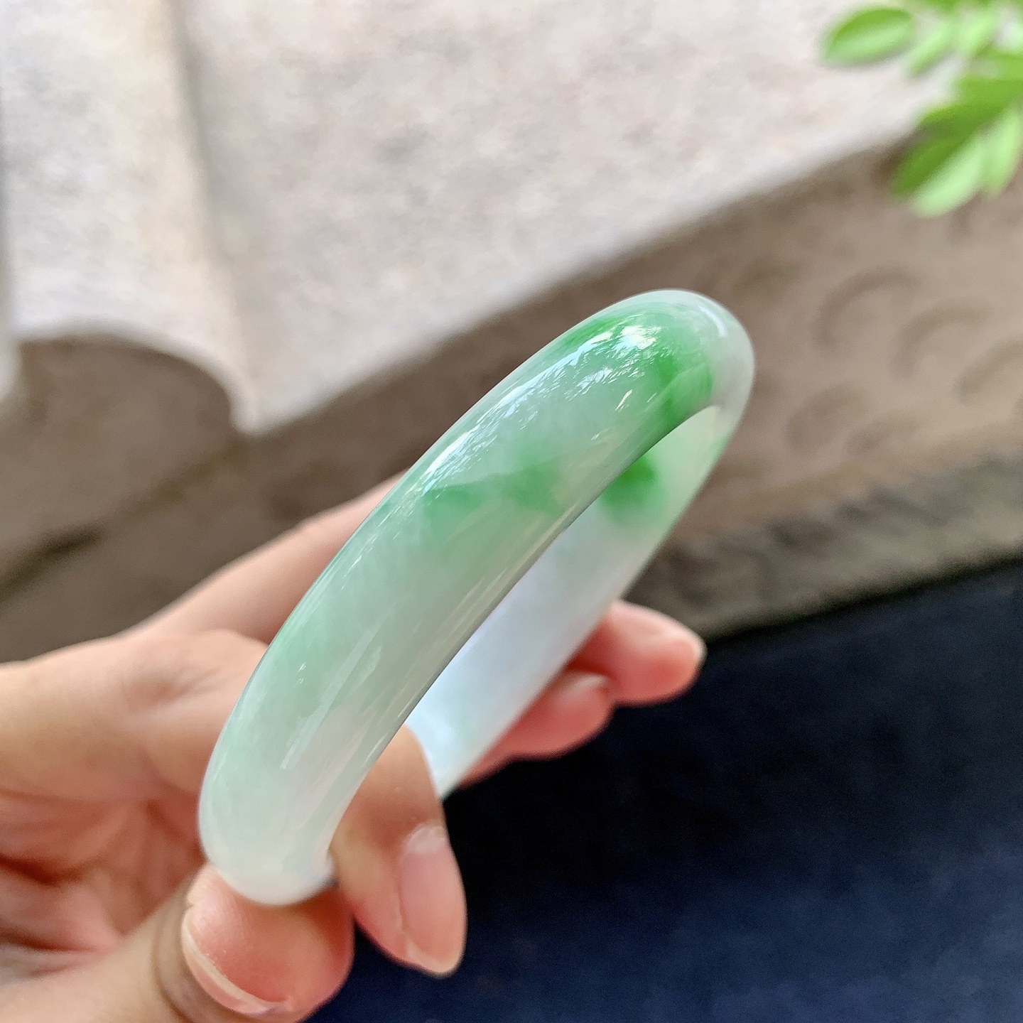 正圈53 54【圈口】53.4/10.6/7.5【编码】LX062536【描述】糯冰飘绿，水润，种老，细腻，有纹线，微扣