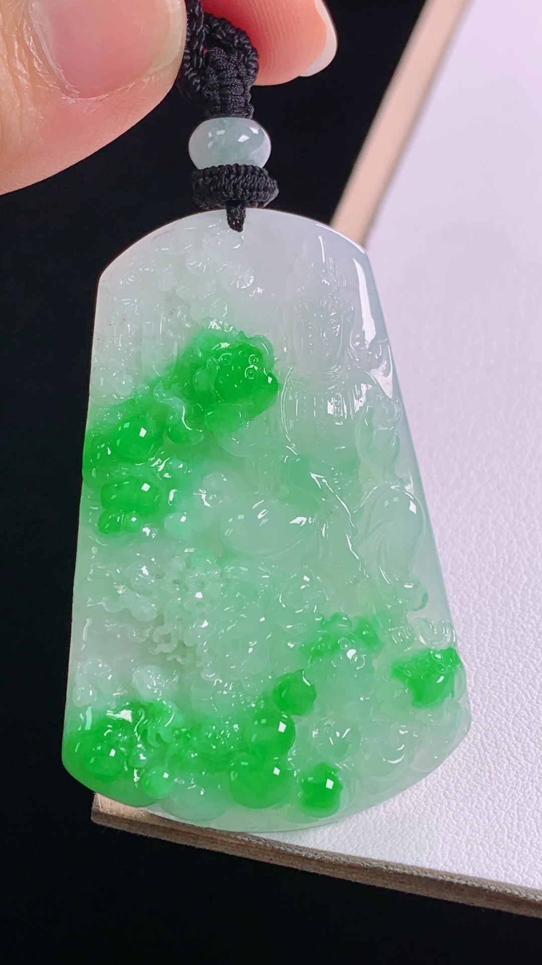 ️阳绿大势至菩萨 色辣色艳，雕工精湛，无裂 尺寸:52.0-34.3-5.6mm 21
