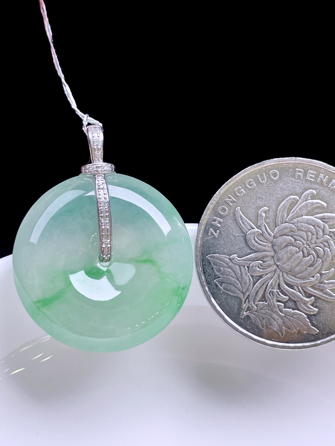 冰飘绿花平安扣 花色灵动，种老水润，18k金镶嵌 整体：28.7 裸石：22.7/5.4