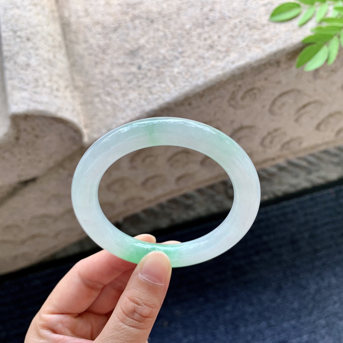 圆条54 55【圈口】54.6/9.8/10【编码】BA062596【描述】糯冰飘绿，水润，种老，细腻，打灯有棉线