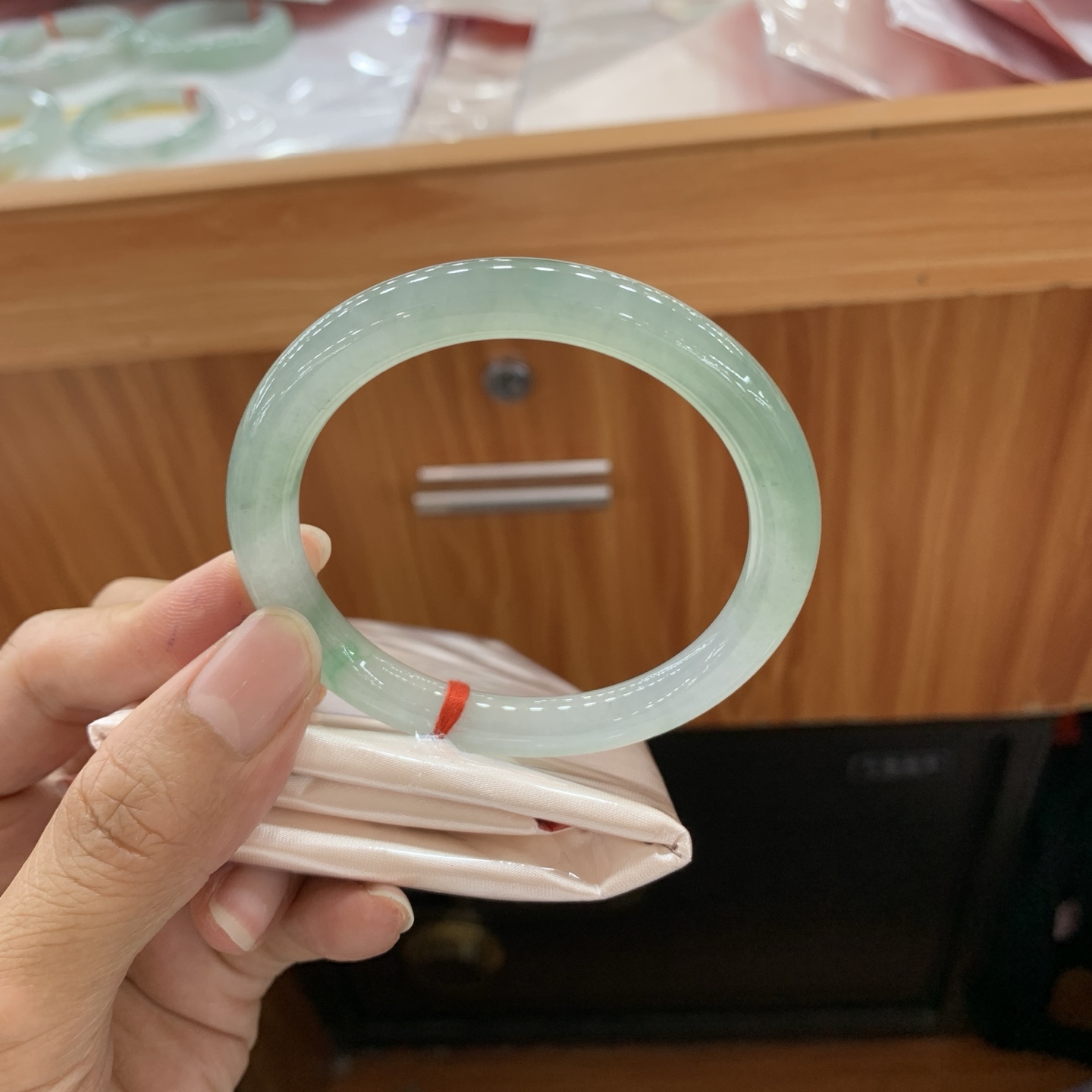062316GX 飘绿圆条翡翠手镯 55-7.8-8.4