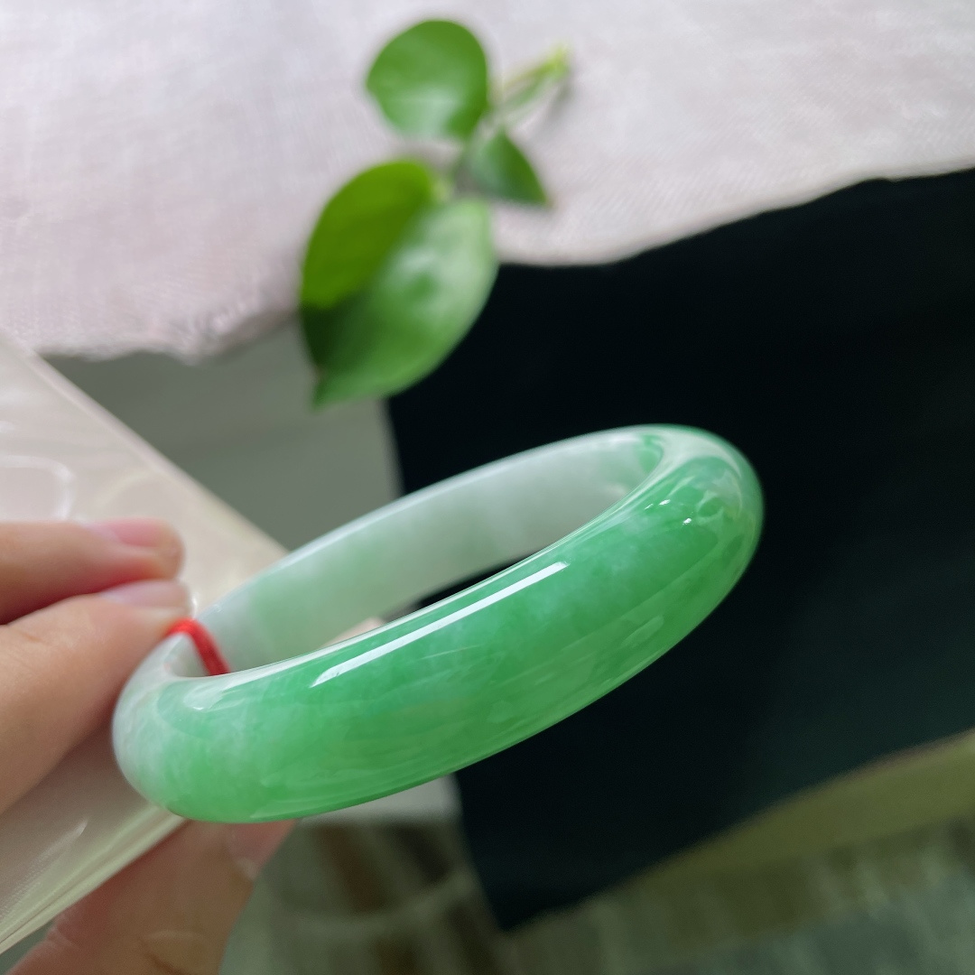 53/12.4/8.6，白底青正圈，暗纹，半圈正阳翠浓艳大气，玉底温润莹亮，贵韵磅礴尽显大家气度。ss52498a