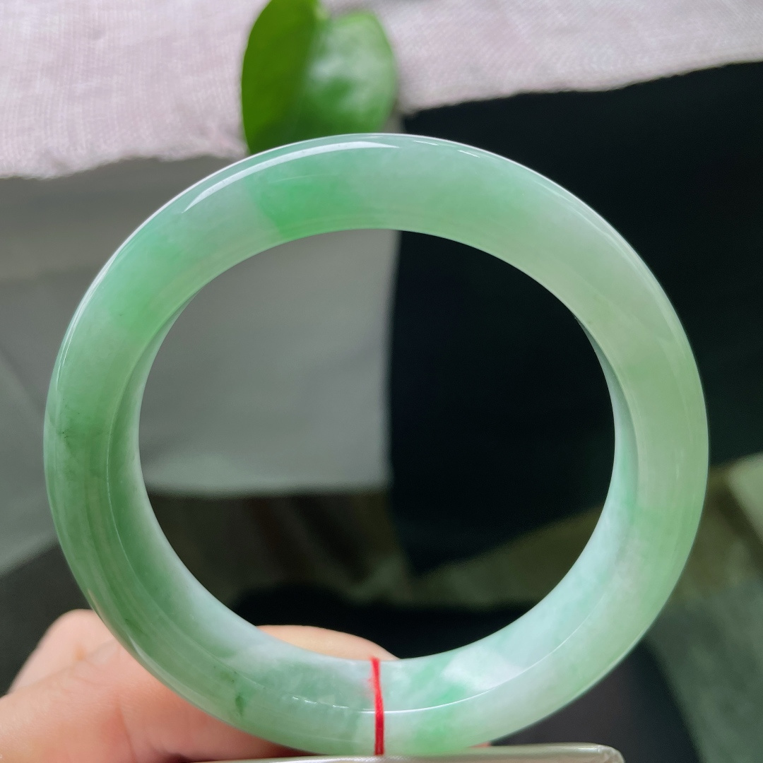 58.1/12.6/8.6飘绿正圈，水润细腻，油青的碰撞，悠悠岁月，沉稳贵气，有纹，ss55196a