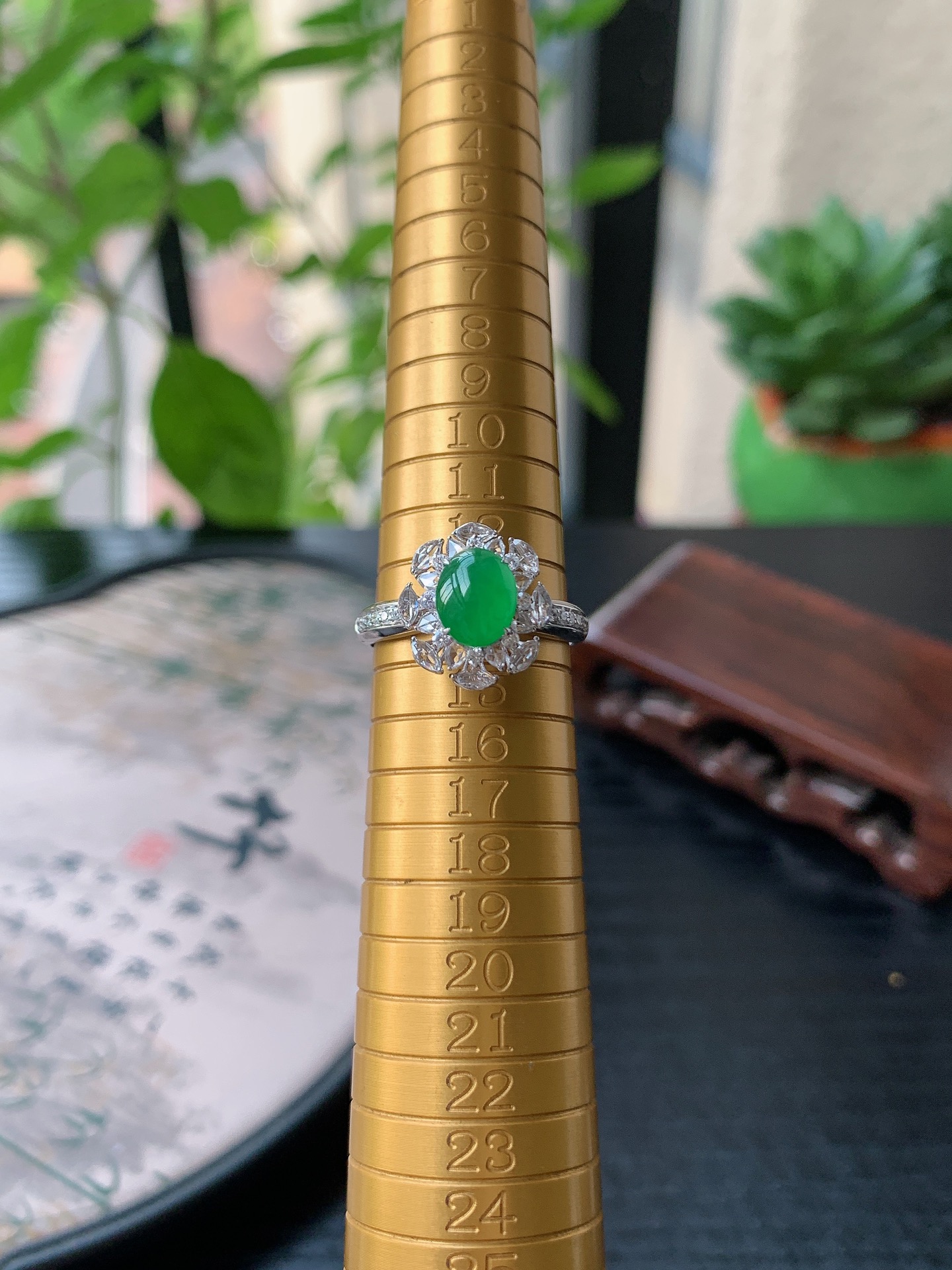 18k金镶嵌老坑冰种胶感正阳绿蛋面戒指 裸石尺寸:7.4-6-3.3mm