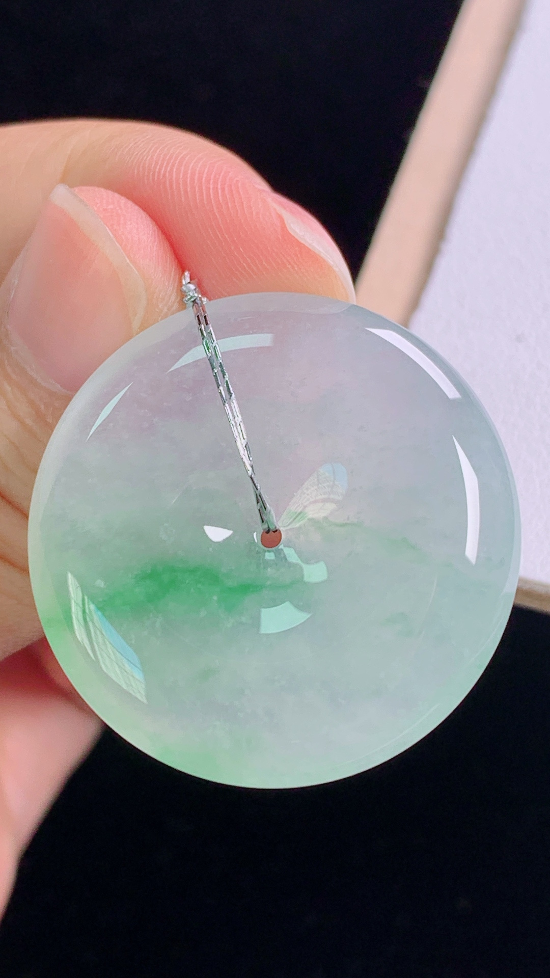 ️冰飘绿平安扣 翠色灵动，饱满圆润，无裂 尺寸:30.5-6.1mm 21