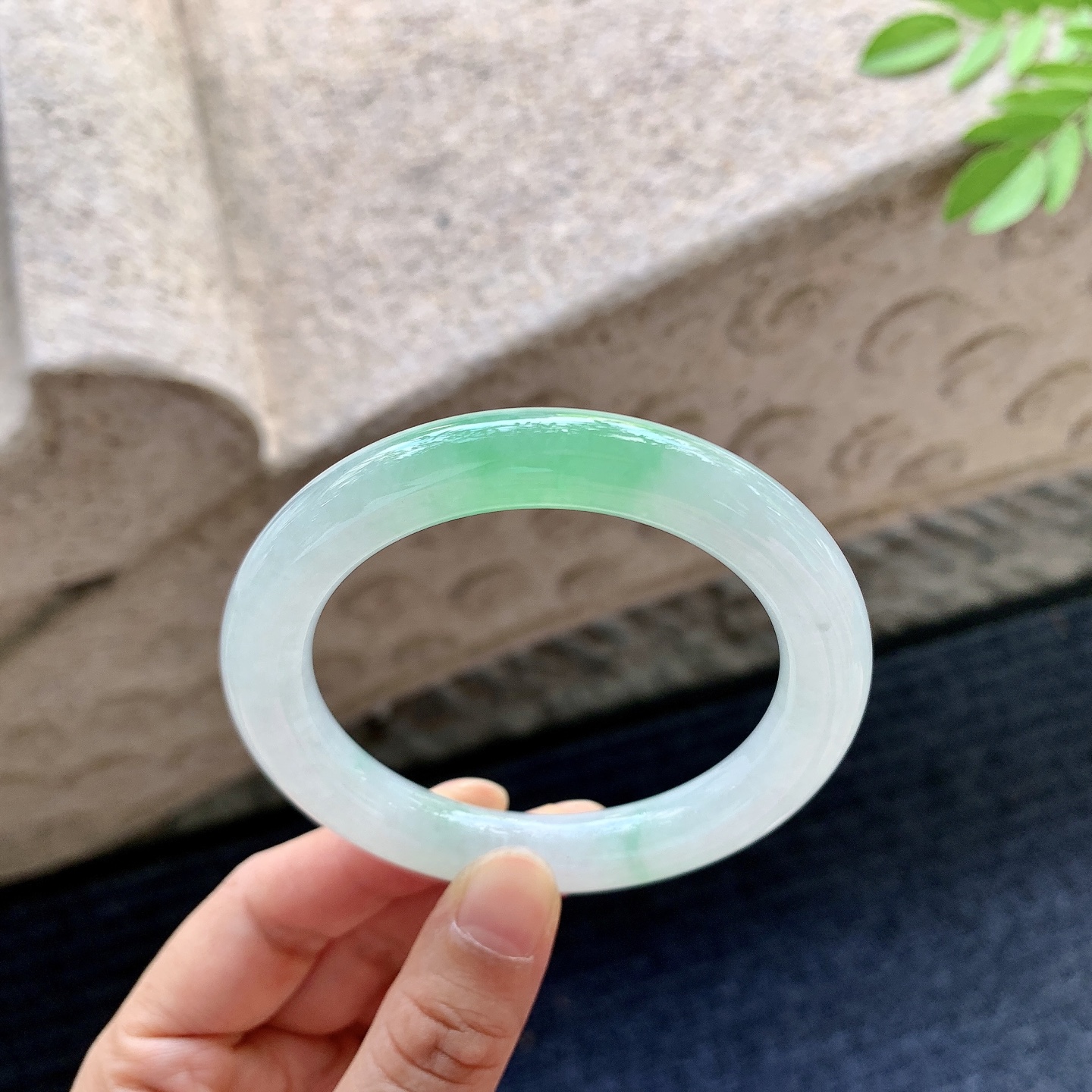 圆条54 55【圈口】54.6/9.8/10【编码】BA062596【描述】糯冰飘绿，水润，种老，细腻，打灯有棉线