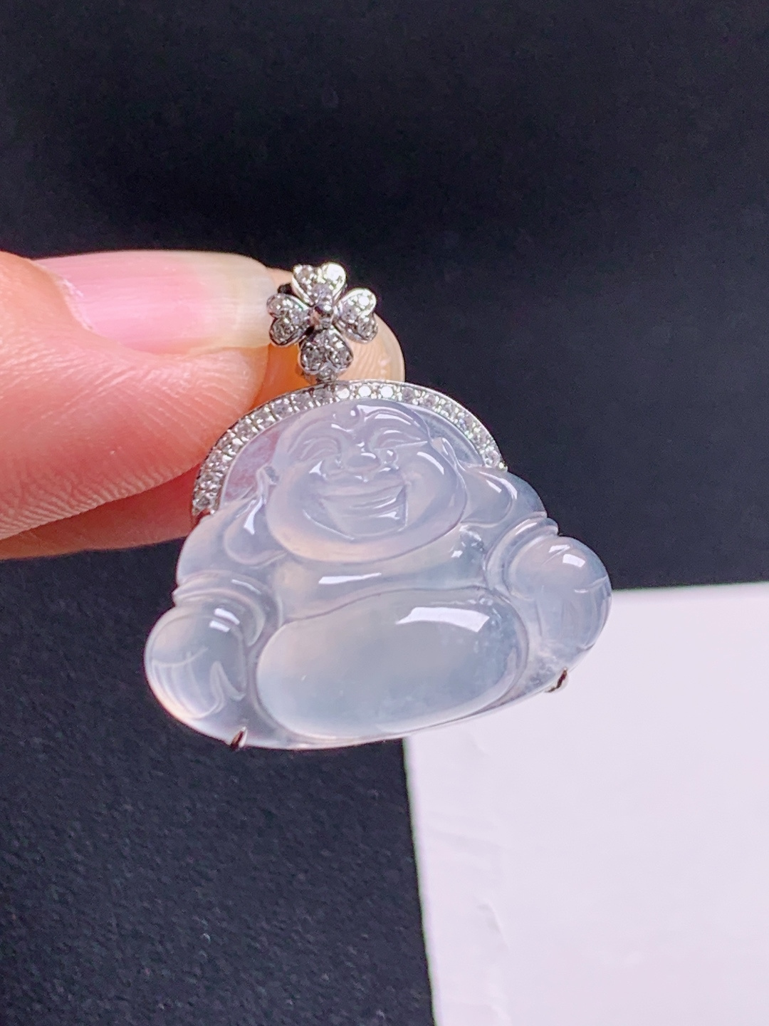 佛公吊坠，莹润饱满，笑口常开，围钻镶嵌更添贵气，一眼治愈所有烦恼。裸石16.7-22.9-5