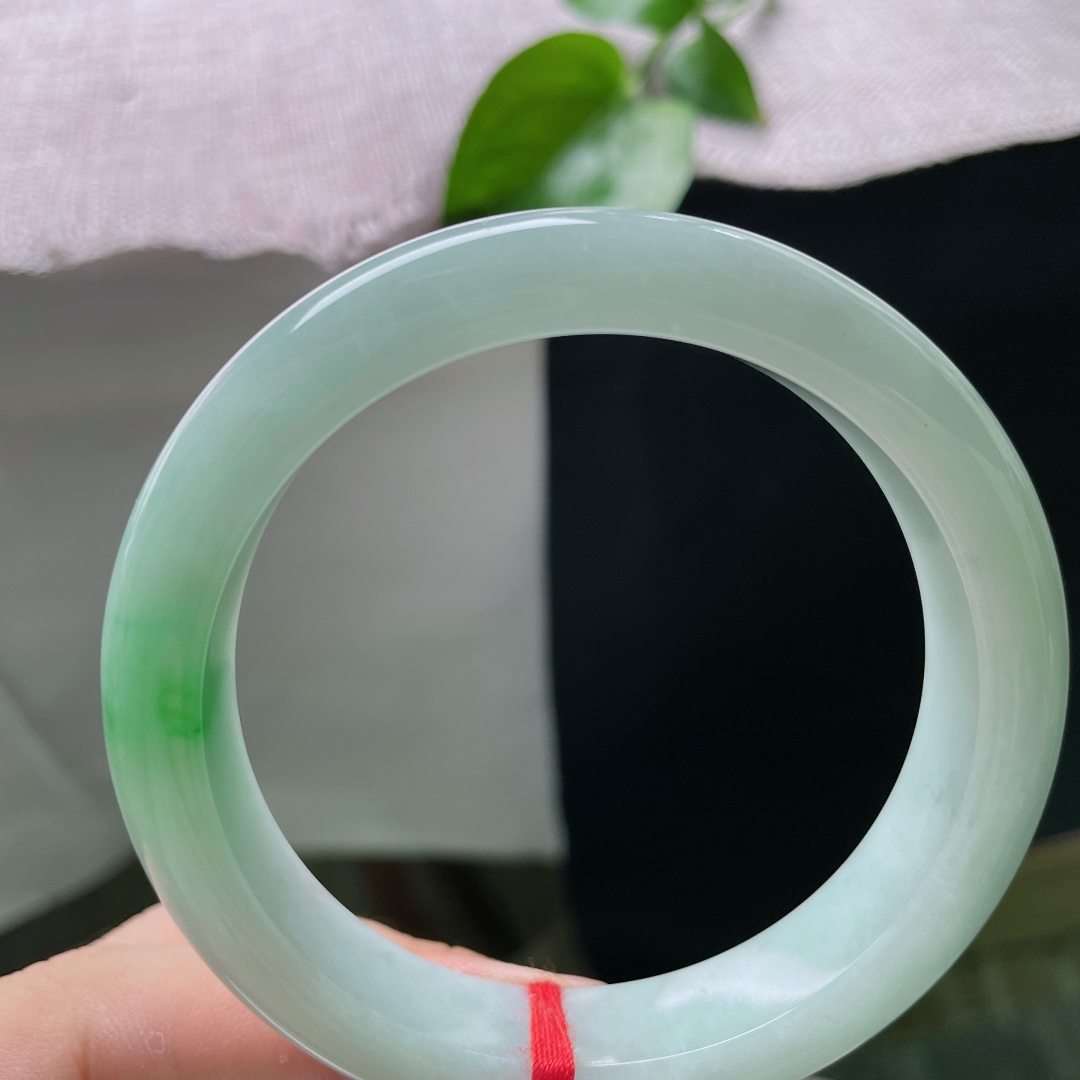 58.6/12.8/8.6，飘绿正圈，温润细腻，一抹鲜翠俏绿凝于腕间，清透柔光衬尽温婉雅致，无裂，ss54897a