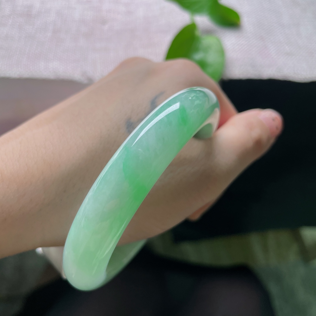 58.1/12.6/8.6飘绿正圈，水润细腻，油青的碰撞，悠悠岁月，沉稳贵气，有纹，ss55196a