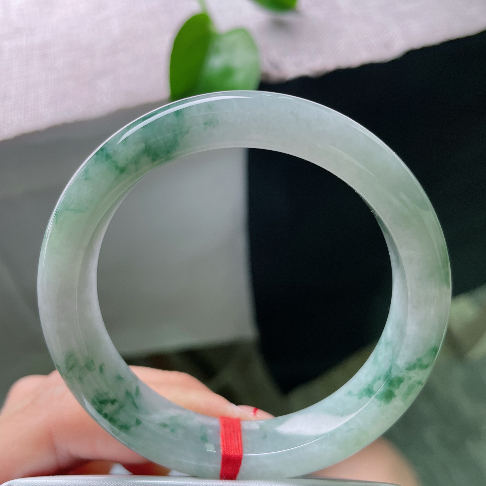 56/12.3/9，圈花正圈，底子温润细腻，花随镯身流转，飘逸灵动，清冷雅致，无裂！ss53094a
