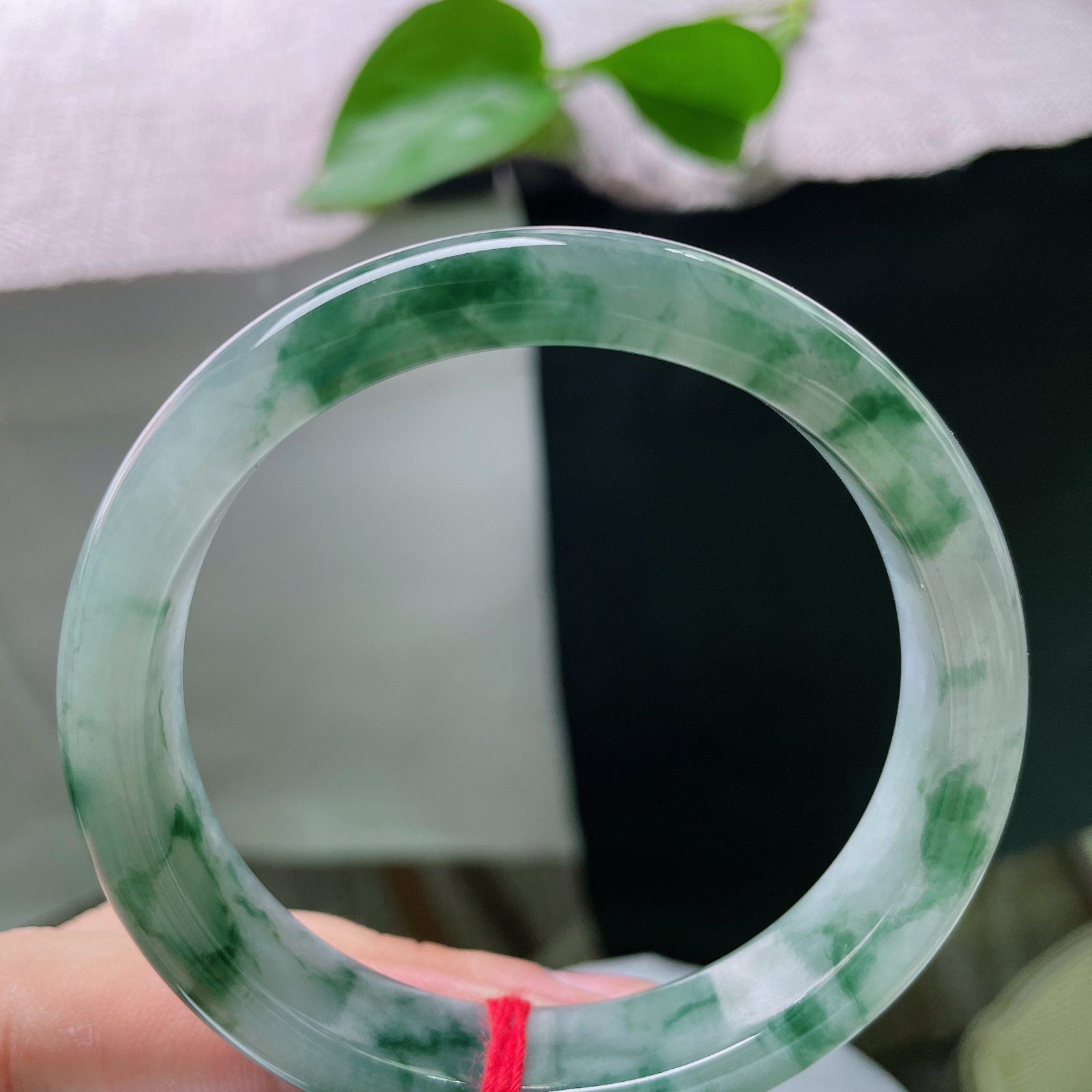 56/12.3/9，圈花正圈，底子温润细腻，花随镯身流转，飘逸灵动，清冷雅致，无裂！ss53094a