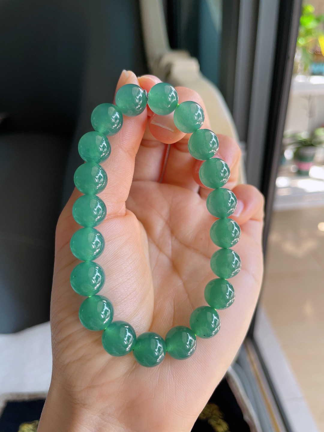 天然翡翠A货，冰满绿手串，尺寸：9.8mm。【3688】