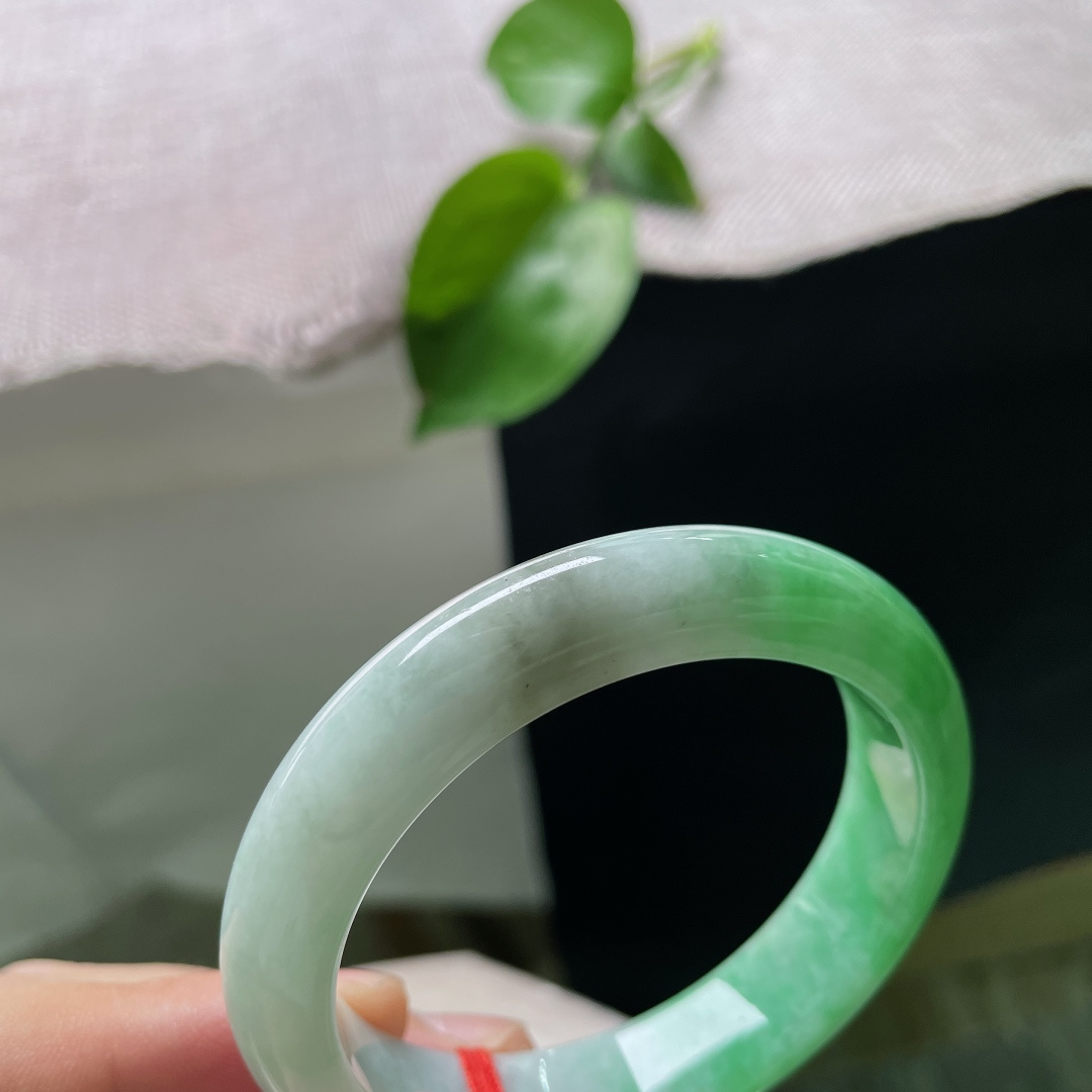 53/12.4/8.6，白底青正圈，暗纹，半圈正阳翠浓艳大气，玉底温润莹亮，贵韵磅礴尽显大家气度。ss52498a