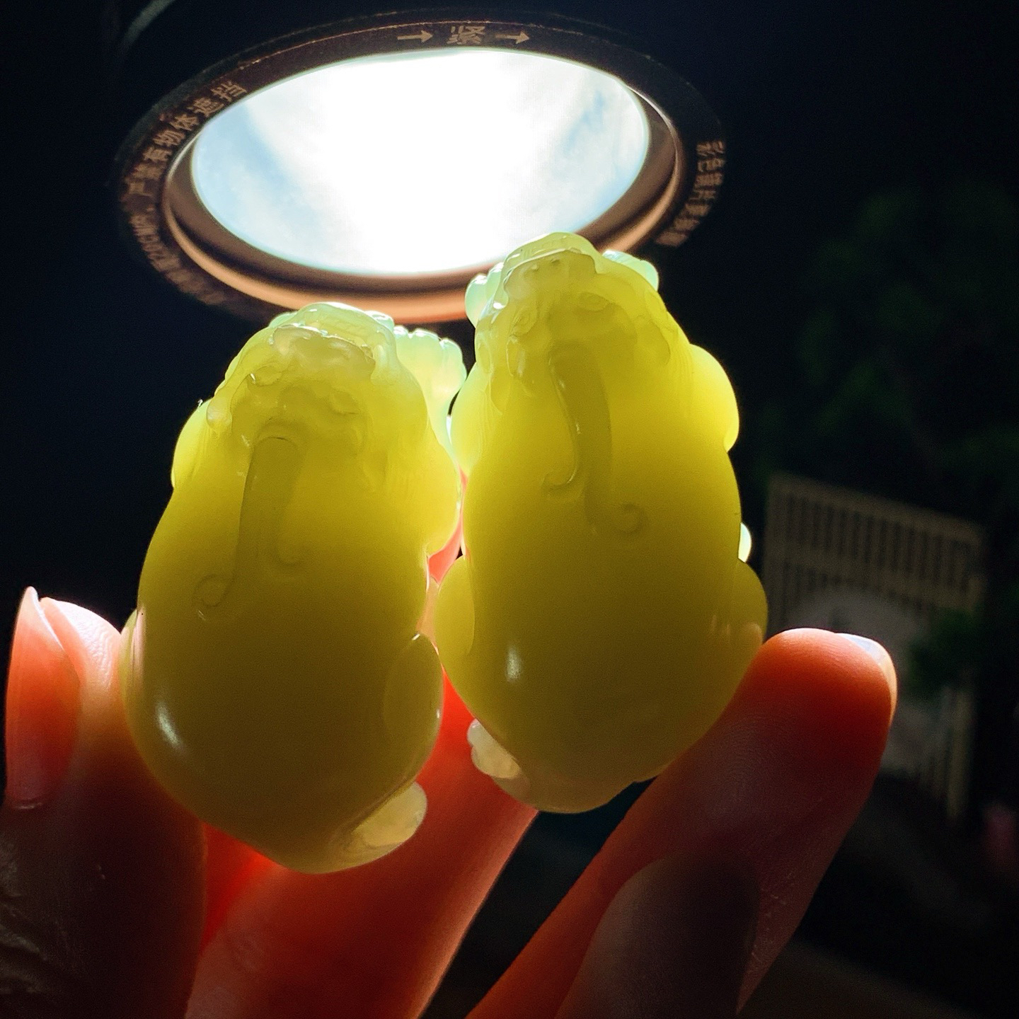 单个新疆和田玉若羌黄口料招财貔貅挂件。尺寸41/23/19重31克。玉质细腻油润。手推出油。品相大气。lt260624