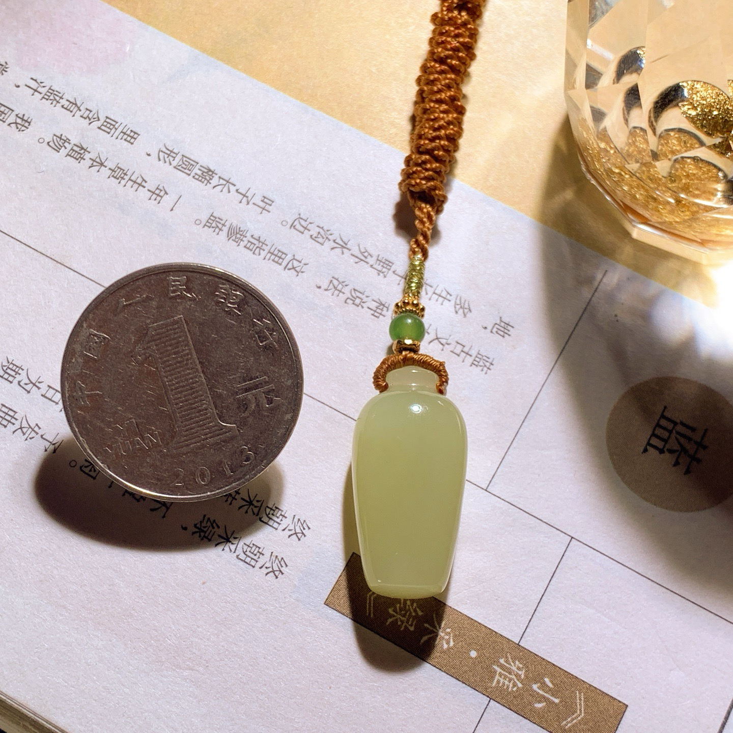 新疆和田玉若羌黄口料平安瓶挂件。尺寸25/12/9重5.8克。玉质细腻油润。手推出油。品相大气。lt260624