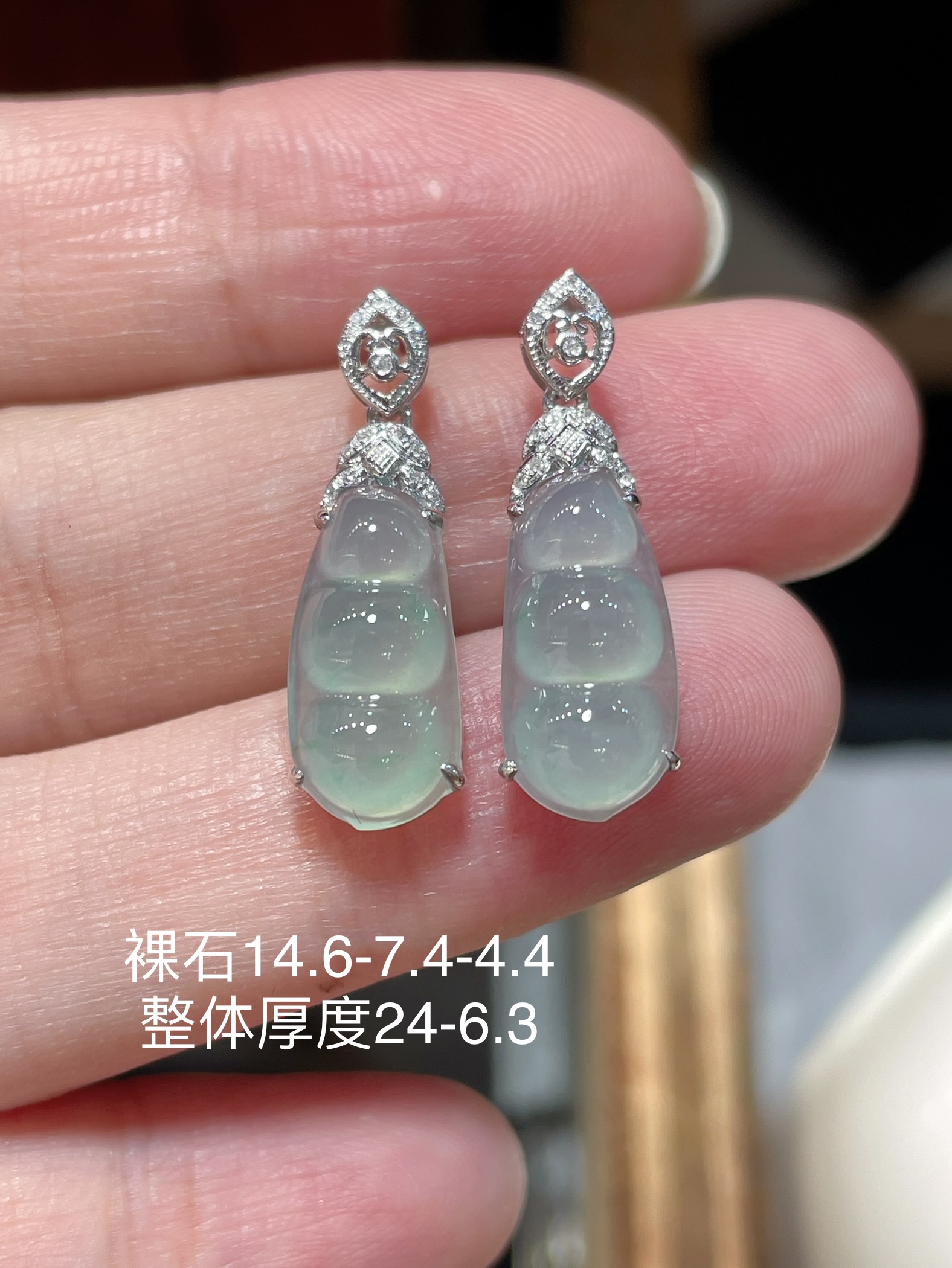 ️ 天然翡翠A货冰种福豆耳钉， 很纯很冰，料子够厚装，无裂，18k真金镶嵌，14.6-7.4-4.
