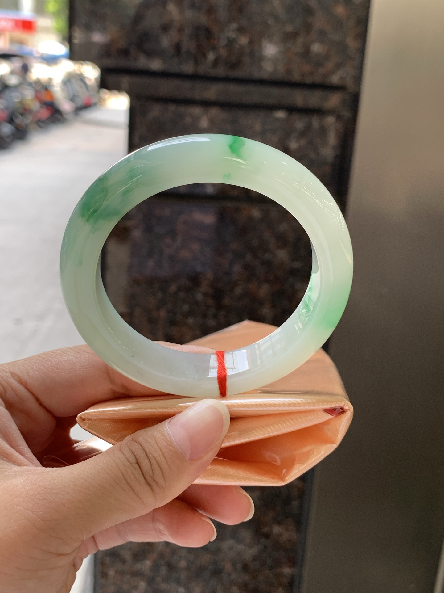 飘阳绿花正圈 57-12-9.8 0624-330-74 无裂，底妆冰润，一抹阳绿花特色亮眼