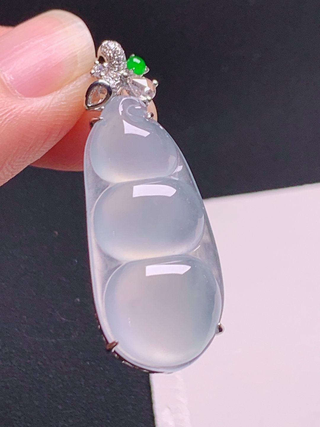 ️ 福豆吊坠：冰润起光，种水干净，顶珠的阳绿更是点睛之笔，贵气又灵动。裸石31.3-14.6-5.8 2806