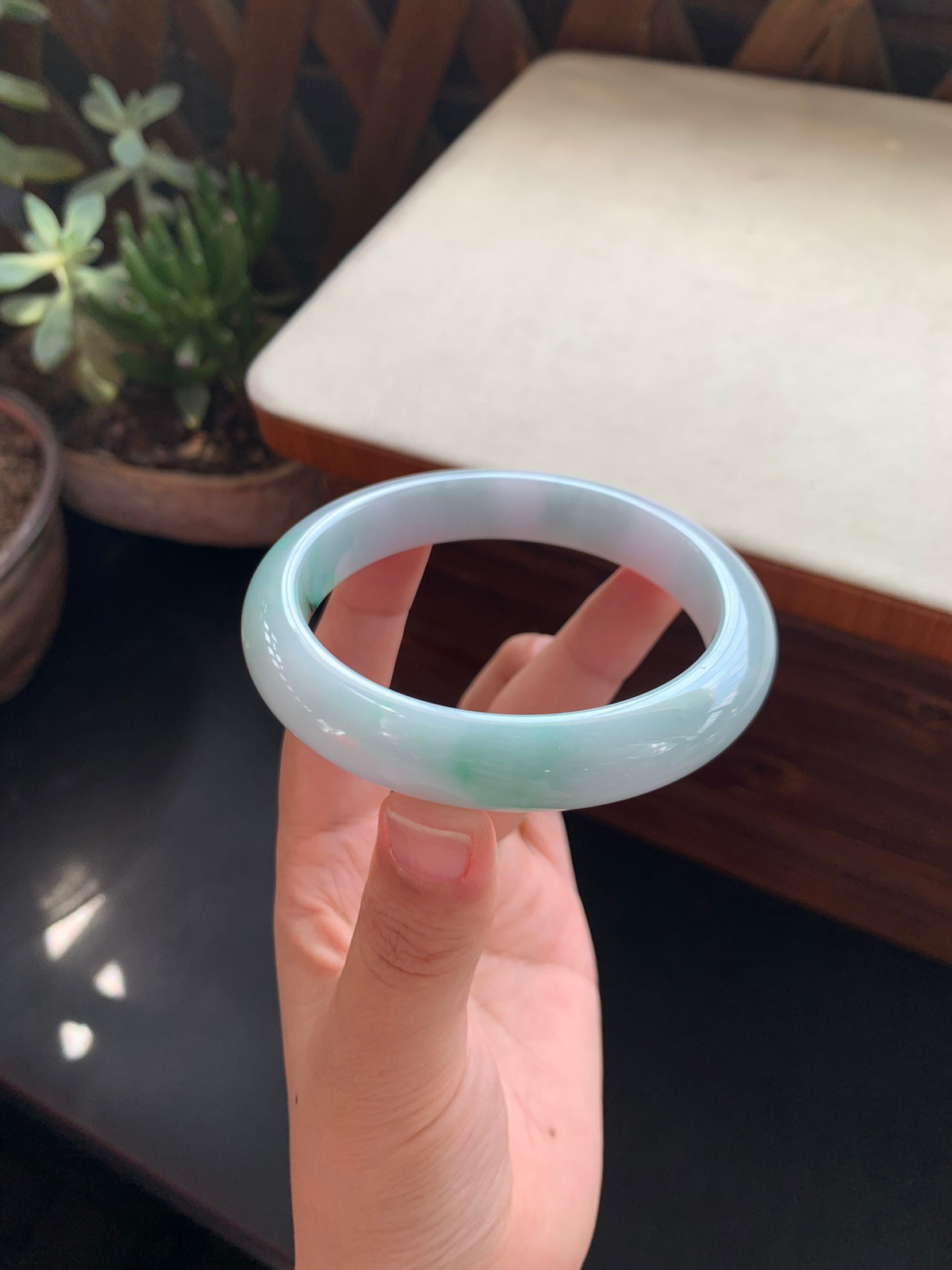 60.3圈口飘绿正圈手镯