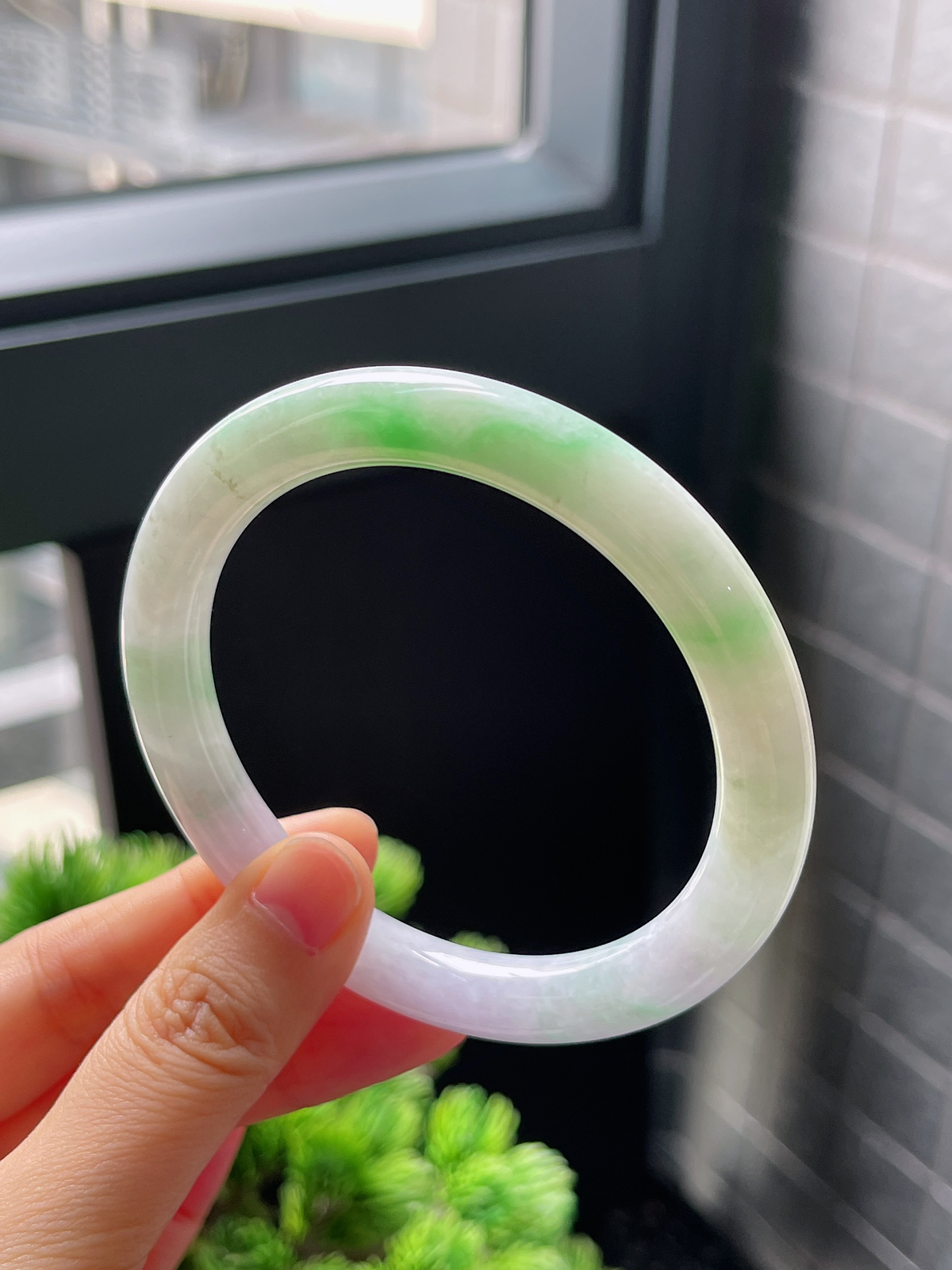 圈口60，糯化春带彩飘绿翡翠圆条手镯