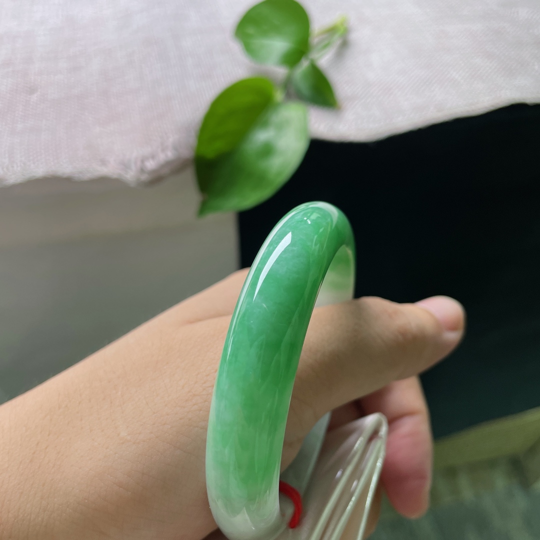 53/12.4/8.6，白底青正圈，暗纹，半圈正阳翠浓艳大气，玉底温润莹亮，贵韵磅礴尽显大家气度。ss52498a