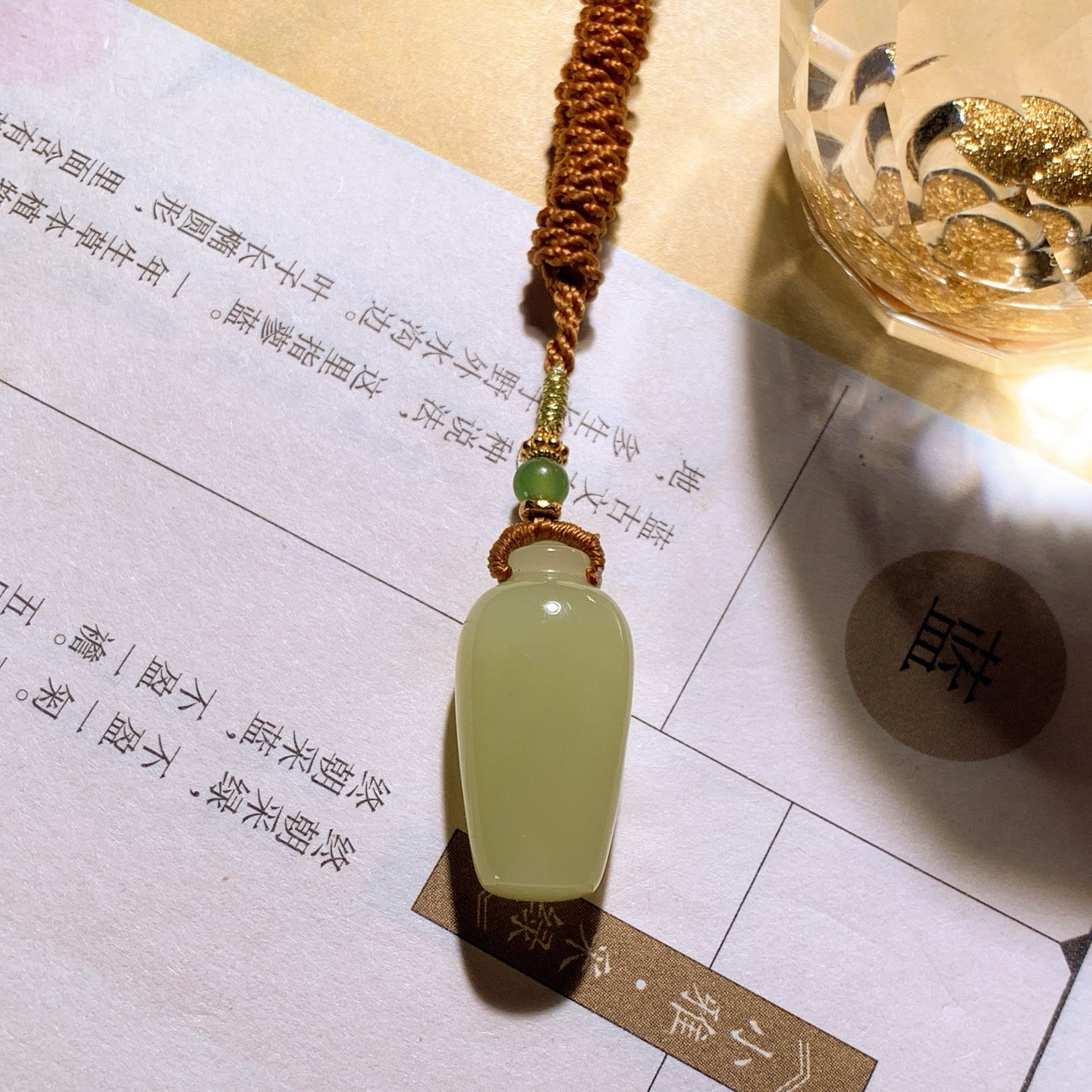新疆和田玉若羌黄口料平安瓶挂件。尺寸25/12/9重5.8克。玉质细腻油润。手推出油。品相大气。lt260624