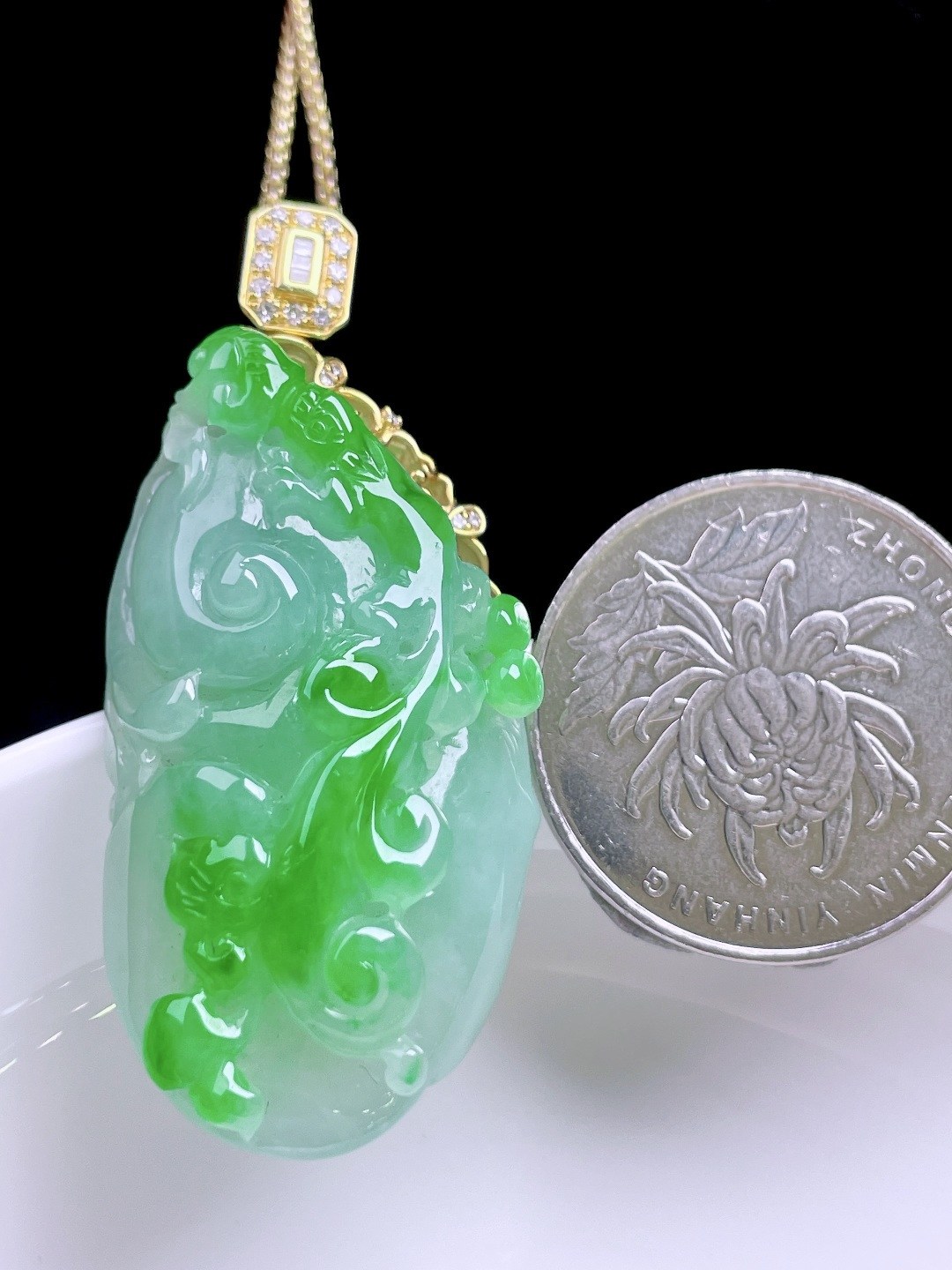 冰飘绿花如意 花色灵动，种老水润，18k金镶嵌 整体：47 裸石：39.5/21/9.8