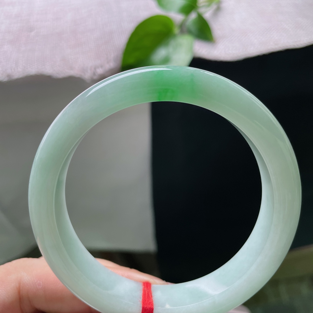 58.6/12.8/8.6，飘绿正圈，温润细腻，一抹鲜翠俏绿凝于腕间，清透柔光衬尽温婉雅致，无裂，ss54897a