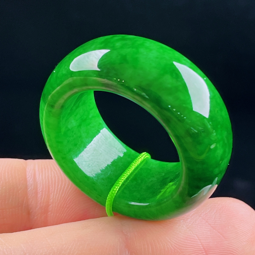 ️辣绿指环，老种起光，细底通透，尺寸：12.5/5.5圈口23mm0624