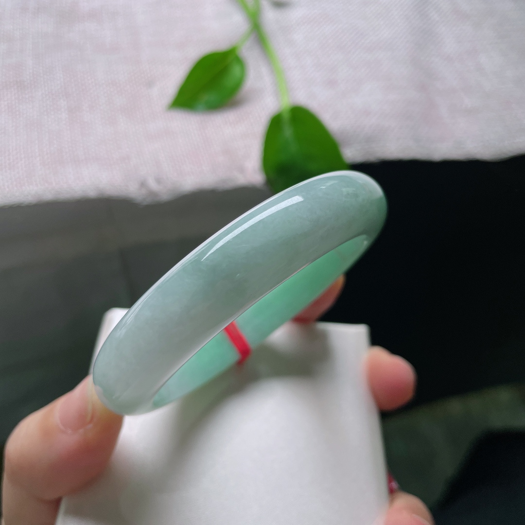 54/12.7/8.3绿底正圈，水润细腻，颜色由浅入深，过渡自然，无裂，ss52307a