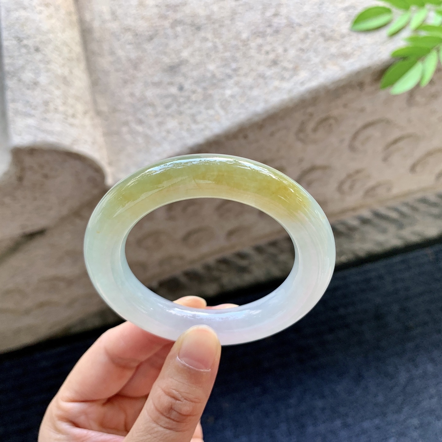 圆条49 50【圈口】50/11.2/11.3【编码】BA062570【描述】糯冰带一抹黄翡，细腻，种老，无裂